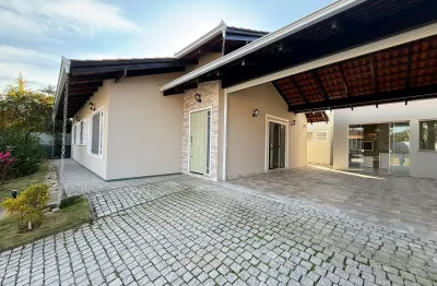 Ótima residência em condomínio fechado localizado no bairro glória!