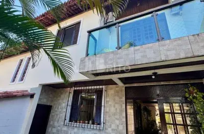 Casa duplex à venda, 4 suítes com espaço gourmet e piscina, caminho das árvores