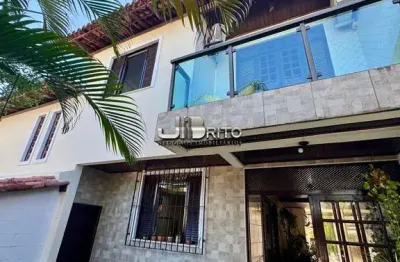 Casa duplex à venda, 4 suítes com espaço gourmet e piscina, caminho das árvores