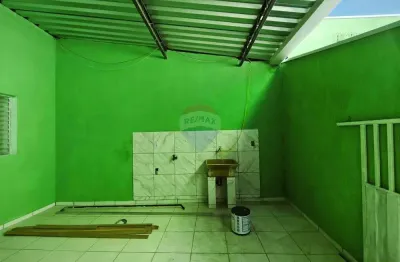 Casa para locação: piso inferior, 01 dormitório, 01 vaga de garagem e área de serviço ampla