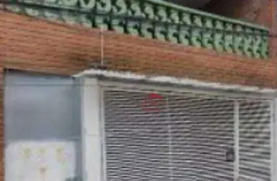 Vende-se casa sobrado com 200m² de área construída, dividida em 3 pisos