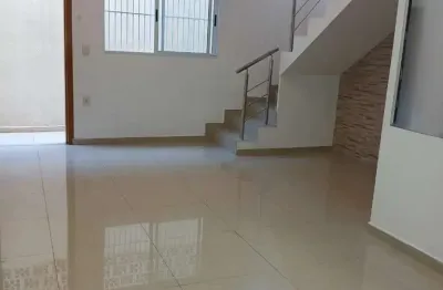 Vendo excelente casa em condomínio fechado com 2 dorms e vaga de garagem