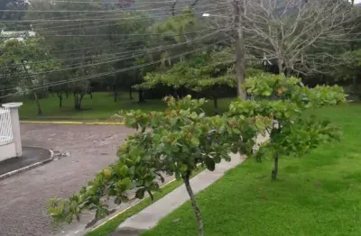 Casa em condomínio, com 3 dormitórios, sendo 1 suíte.