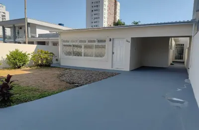 Casa com 3 quartos para alugar na Rua Benjamin Franklin Pereira, 366, São João, Itajaí