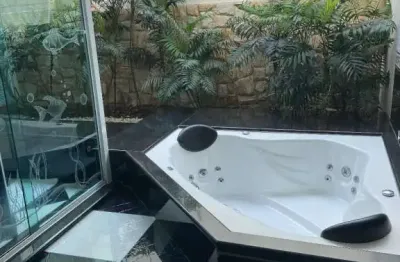 Sobrado em área nobre bairro jardim! 3 suítes todas com closet, 10 vagas