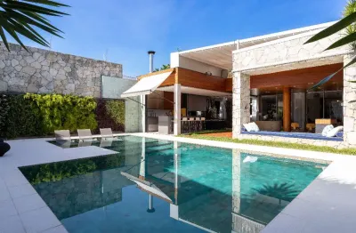 Casa com arquitetura moderna em localização nobre no alto da lapa.