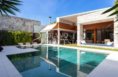 Casa com arquitetura moderna em localização nobre no Alto da Lapa.