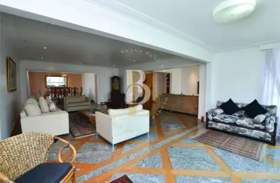 Apartamento com acabamentos refinados, terraço aberto, piso de mármore e vista livre.