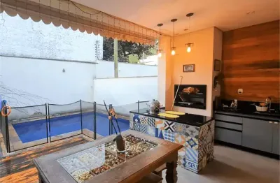 Linda casa com espaço gourmet á venda em condomínio fechado, localizado no alto da boa vista.