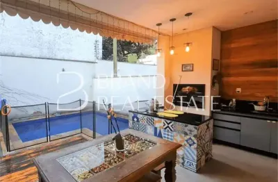 Linda casa com espaço gourmet á venda em condomínio fechado, localizado no Alto da Boa Vista.
