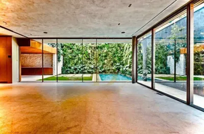 Casa exclusiva á venda de 620m², com 05 suítes, piscina e 04 vagas no jardim américa