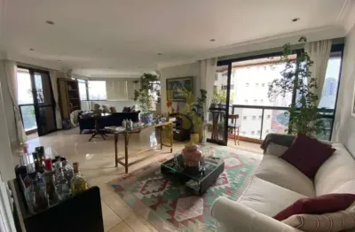 Apartamento espaçoso, em andar alto, localizado no paraiso.