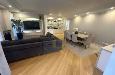 Apartamento à venda com 156 m², sendo 3 suítes, em moema pássaros.