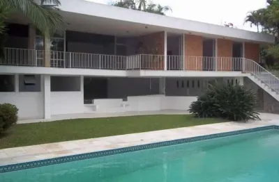 Casa com 800 m², 4 quartos sendo 2 suítes à venda no bairro morumbi.