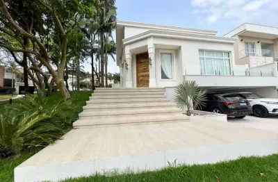 Casa de condomínio com 400 m², 4 quartos sendo 4 suítes à venda no bairro alphaville.