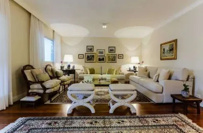 Apartamento primoroso, totalmente reformado localizado em moema.