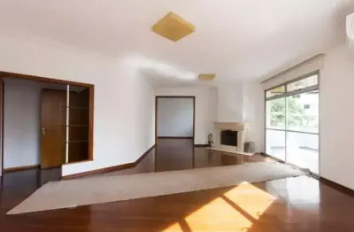 Apartamento reformado à venda de 244m2, com 3 suítes e 2 vagas em moema, próximo ao ibirapuera.