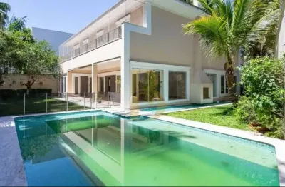 Casa com 700 m², 4 quartos sendo 4 suítes à venda no bairro jardim guedala.