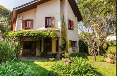 Casa á venda de 294m², com 04 dormitórios e 04 vagas em rua fechada no alto de pinheiros