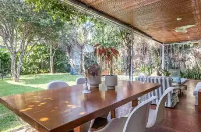 Casa á venda de 454 m², com 4 suítes e 6 vagas  no bairro alto de pinheiros.