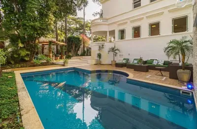 Linda casa com piscina privativa em condomínio fechado, localizado na chácara flora.