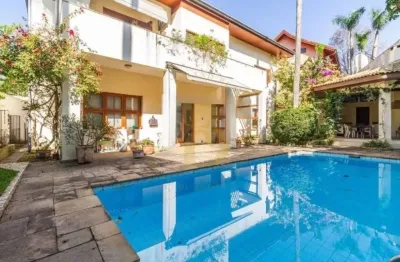 Casa mobiliada  á venda de 390 m², com 04 suítes e 05 vagas no alto de pinheiros.