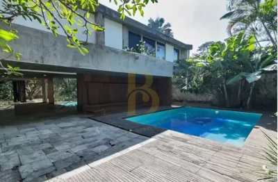 Casa á venda de 420 m², com 03 quartos e 04 vagas no bairro alto de pinheiros.