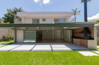 Casa á venda com 371 m²,com 4 suítes e 6 vagas no bairro alto de pinheiros.