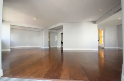 Apartamento reformado à venda de 244m2, com 3 suítes e 3 vagas, em moema. próximo do ibirapuera.