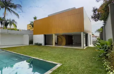 Casa exclusiva á venda de 450 m², com 4 suítes e 5 vagas alto de pinheiros.
