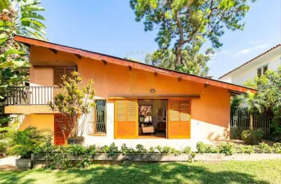 Casa á venda próximo ao jockey clube, 3 quartos, um deles suíte, 4 vagas.