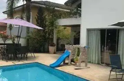 Casa de condomínio com 400 m², 4 quartos sendo 4 suítes à venda no bairro alphaville.