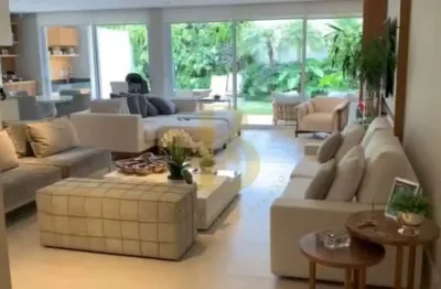 Casa de condomínio sofisticada, localizada no bairro vila cordeiro.