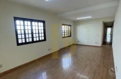 Casa com 200 m², 3 quartos sendo 1 suíte para alugar no bairro vila cordeiro.