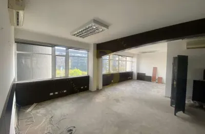 Conjunto comercial de 234 m² com recepção, cinco salas no brooklin