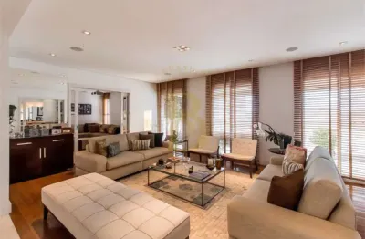 Apartamento iluminado, em andar alto, localizado em moema.