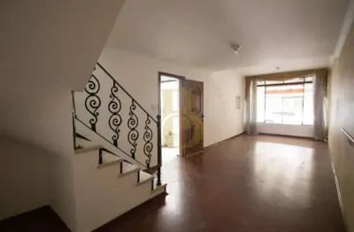 Casa espaçosa com 4 dormitórios, quintal e 2 vagas no campo belo