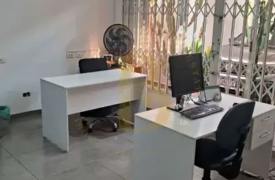 Casa no campo belo com 3 dormitórios, escritório e quintal com churrasqueira