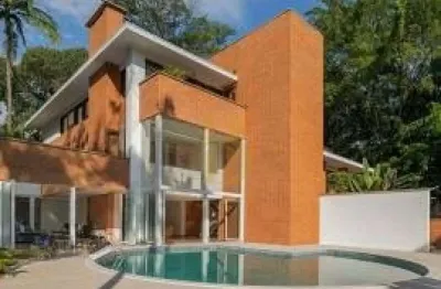 Casa de condomínio primorosa com acabamentos impecáveis em área arborizada na chácara flora.