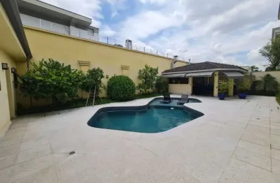 Casa sofisticada, em condomínio fechado, localizada na chácara monte alegre.