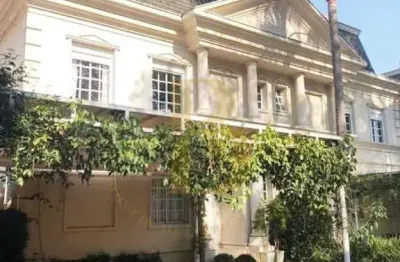 Casa com piscina privativa e espaço gourmet, em condomínio fechado, localizado alto da boa vista.