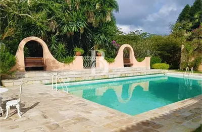 Casa de condomínio iluminada em localização privilegiada na chácara flora.