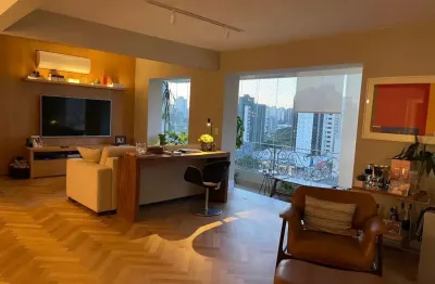 Apartamento reformado á venda com 190m², com 03 suítes e 03 vagas o bairro campo belo.