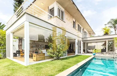 Linda casa em condomínio fechado, localizada no alto da boa vista.