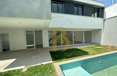 Linda casa em condomínio fechado, com piscina privativa, localizada campo belo.