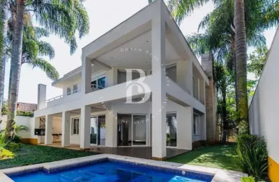 Casa em condomínio fechado, em localização nobre no alto da boa vista.