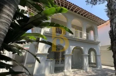 Casa á venda de 400m², com 04 dormitórios e 04 vagas ao lado do ibirapuera