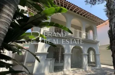 Casa á venda de 400m², com 04 dormitórios e 04 vagas ao lado do Ibirapuera