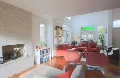 Casa ensolarada para venda em condomínio fechado no alto da boa vista.