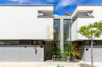 Casa moderna com espaçoso jardim e piscina, localizada no campo belo.